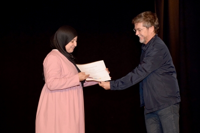 L'alcalde, José A. Montero, entregant un dels certificats.