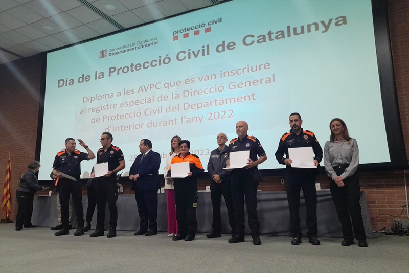 Moment en què es van reconèixer les AVPC registrades el 2022, amb el president de l'entitat de Montornès, Albert Montenegro, a l'esquerra. (imatge: Institut de Seguretat Pública de Catalunya)