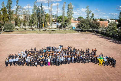 Foto de família amb les persones participants en el Dia de la Protecció Civil 2023. (imatge: Departament d'Interior)