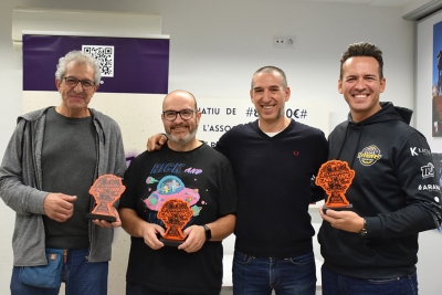 Els guanyadors del concurs fotogràfic amb Ivan González, un dels impulsors del I Urban Enduro de Montornès.