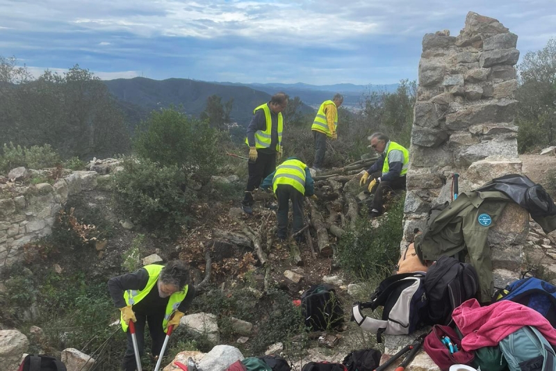 Neteja de la vegetació al voltant de la capella del Castell de Sant Miquel.