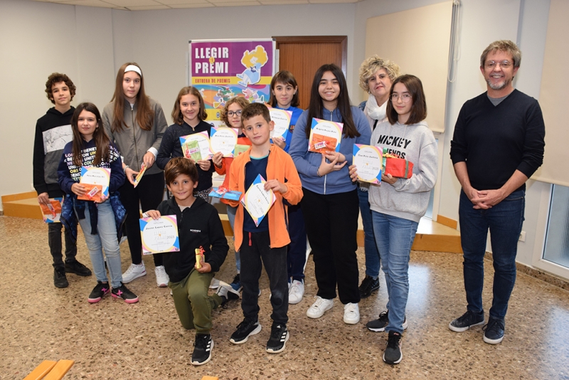 L'alcalde, José A. Montero, i la regidora de Cultura i Festes, Mercè Jiménez, amb els infants i joves participants en el concurs.