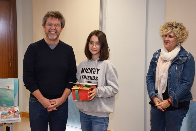 La jove Cloe Piris, 5a classificada del concurs "Llegir té premi", amb l'alcalde, José A. Montero, i la regidora de Cultura i Festes, Mercè Jiménez.