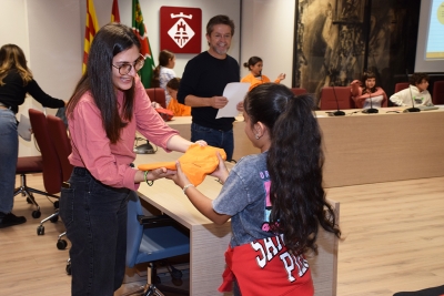 Entrega de samarretes al nous membres del Consell d'Infants.