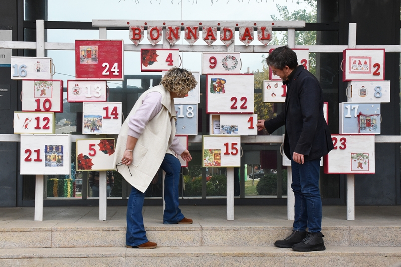 La regidora de Cultura i Festes, Mercè Jiménez, i l'alcalde, José A. Montero, obrint la 1a capsa del calendari d'advent.