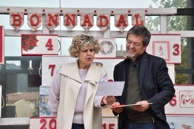 La regidora de Cultura i Festes, Mercè Jiménez, llegint l'endevinalla.