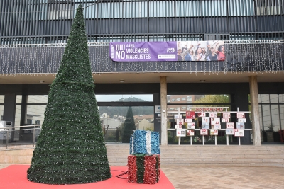 La façana de l'Ajuntament amb els elements decoratius de Nadal.