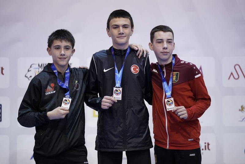 Genís Lacueva (esquerra) amb la resta del podi de la categoria U14 de menys de 55 kg. (imatge: Gökhan Taner)