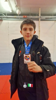 Genís Lacueva amb la medalla de plata de la Youth League de Venècia. (imatge: CK Montornès)