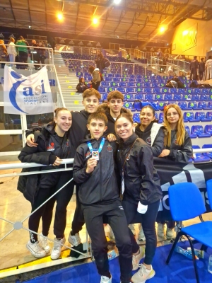 Genís Lacueva amb els companys i companyes del club que han participat en la Youth League de Venècia. (imatge: CK Montornès)