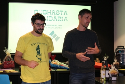 El president de la Penya Pere Anton, Jorge Martínez, i l'impulsor del projecte "Més que ciència", Dani Amatller, en un moment de l'acte.