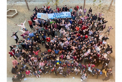 Alumnes de l'Escola Can Parera amb una pancarta sobre La Marató de TV3. (imatge: Escola Can Parera)