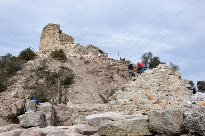 El Castell de Sant Miquel amb un tram de la muralla jussana.