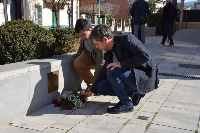 Ofrena floral al davant de les plaques Stolpersteine a càrrec de l'alcalde, José A. Montero, i el regidor de Memòria Democràtica, Sergi Martínez i Mitjavila.