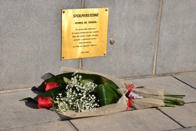 Ofrena floral al davant de les plaques Stolpersteine.