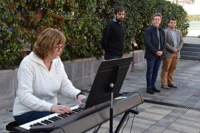 Actuació de piano a càrrec de l'alumna de l'Escola Municipal de Música Palmira Riba.