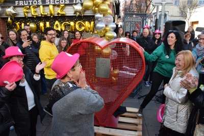 Es destapa el recipient gegant en forma de cor amb una placa commemorativa, per recollir taps.