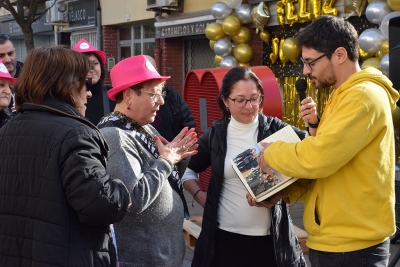 Entrega del llibre de signatures i dedicatòries.