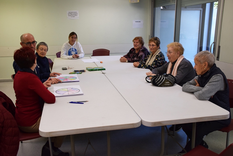 Un dels tallers del projecte "Dones que es mouen, dones que cuiden" al Casal de la Gent Gran Centre.