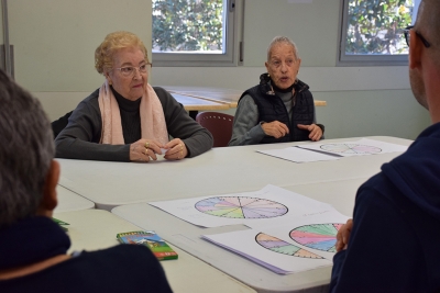 Un dels tallers del projecte "Dones que es mouen, dones que cuiden" al Casal de la Gent Gran Centre.