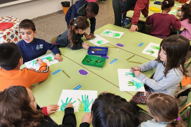 Preparació de l'arbre dels desitjos a l'Escola Can Parera