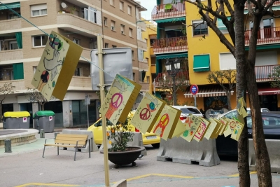 Missatges per la Pau a l'entrada de l'Escola Sant Sadurní