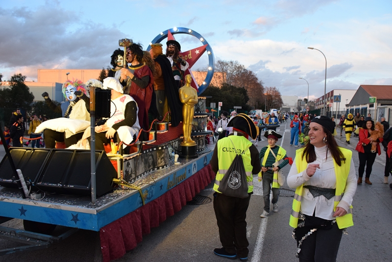 El seguici del rei Carnestoltes, al capdavant de la rua.