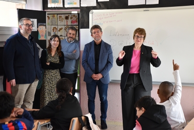 Visita de la consellera a l'Escola Marinada, acompanyada de l'alcalde i de professionals de l'equip educatiu.