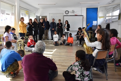 Visita de la consellera a l'Escola Marinada, acompanyada de l'alcalde i de professionals de l'equip educatiu.