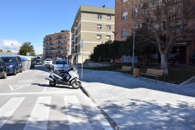 Zona d'estada per a vianants, al tram del carrer de Can Parera amb la vorera ja ampliada.
