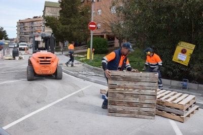 Operaris de la brigada municipal d'obres executant els treballs d'ampliació de la vorera.