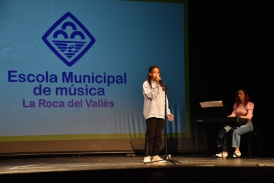 Actuació de l’alumna de cant de l’Escola de Música de La Roca Sara Alves, acompanyada de la professora Lara Villodres.