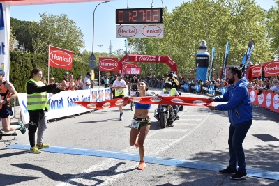 Elisabet Martín creuant la línia de meta.