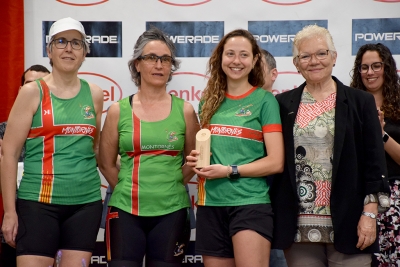 Representants de l'equip femení del Club Atletisme Montornès amb el premi a millor equip femení.