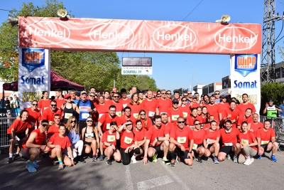 Foto de grups dels treballadors/res de Henkel amb la samarreta del 60è aniversari.