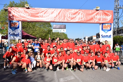 Foto de grups dels treballadors/res de Henkel amb la samarreta del 60è aniversari.