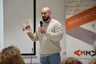 L'arxiver municipal, Pere Chacón, presentant el IV volum de les Sessions d'Estudis Montornesencs.