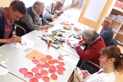 Taller de manualitats de Sant Jordi amb les persones usuàries del menjador social