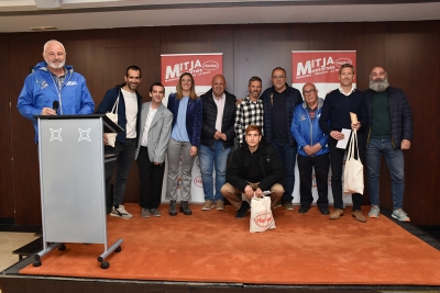 Foto amb els millors atletes locals de la Mitja 2024.