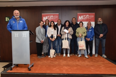 Foto amb les millors atletes locals de la Mitja 2024.