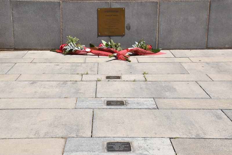 Les plaques Stolpersteine amb l'ofrena floral.