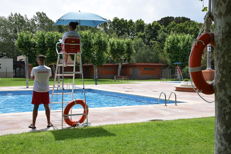 Socorristes a les piscines d'estiu de Montornès.