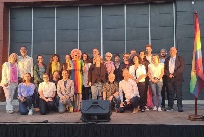 Assistents a l'acte institucional organitzat per la Generralitat a Vallromanes, entre els quals, l'alcalde José A. Montero i la regidora de Feminisme i Diversitats, Natàlia Segura.