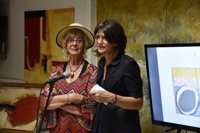 La pintora Mima Sant (esquerra) amb la directora de la Biblioteca, Glòria Catafal (dreta).