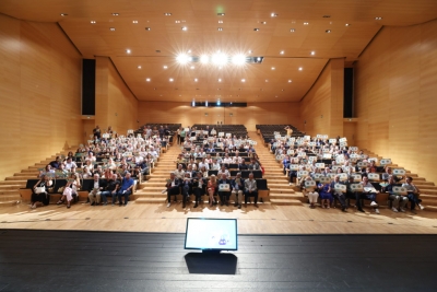 Foto de família dels d'ajuntaments i consells comarcals amb la distinció de l'AOC.  Foto: AOC.