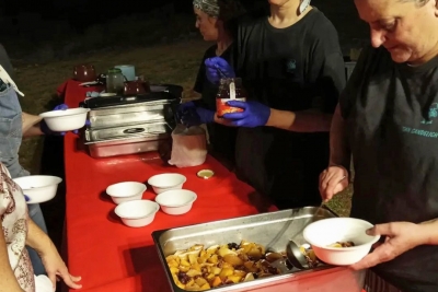 Professionals del restaurant Can Candelich van servir els àpats. (imatge: Mons Observans)