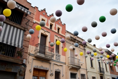 Carrer de l'Estrella guarnit amb globus.