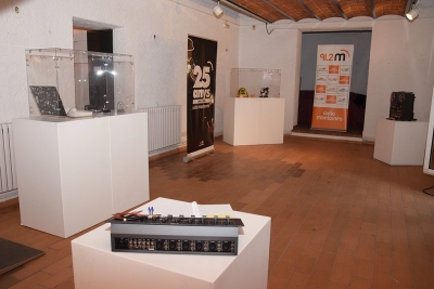 Petita exposició d'objectes exposats a l’interior de l’equipament que formen part de la història del mitjà local.