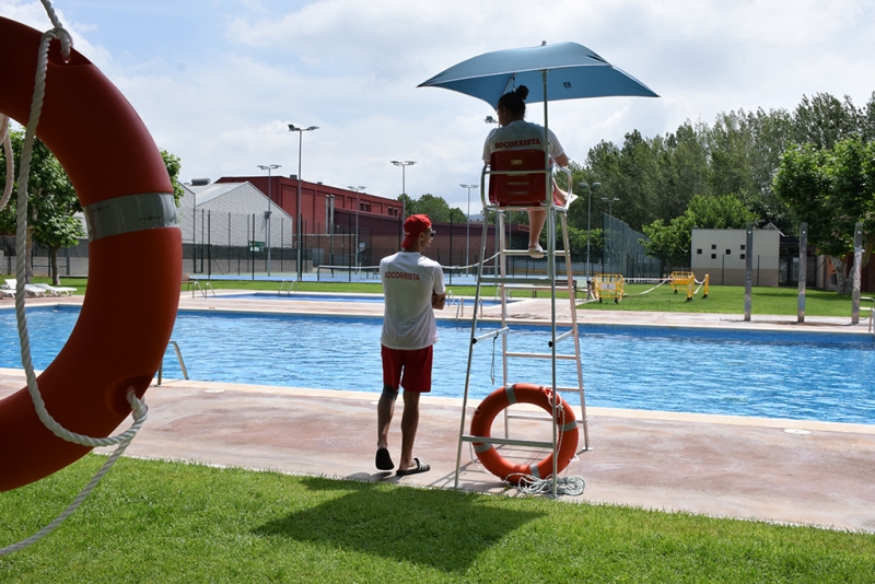 Socorristes a les piscines d'estiu de Montornès.