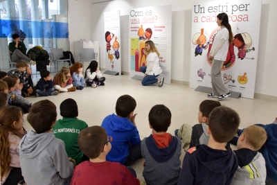 Un moment de la visita de l'Escola Can Parera a l'exposició "Cuida't les dents".